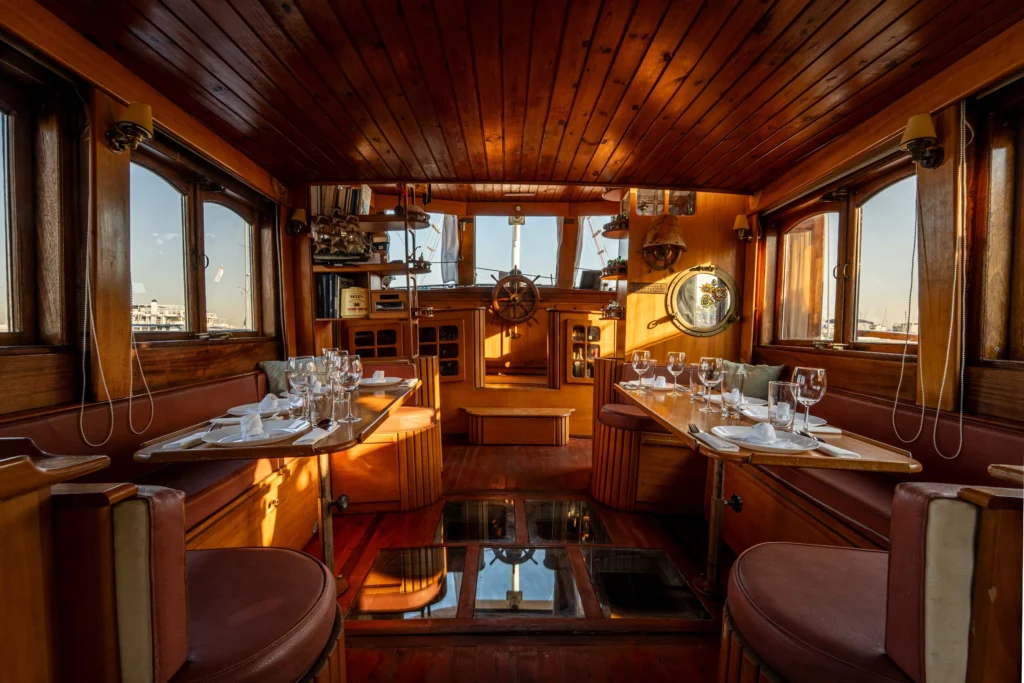Dimokriteio Cruises