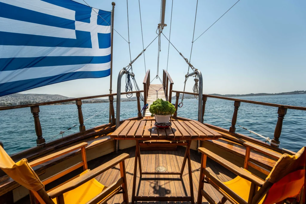 Dimokriteio Cruises